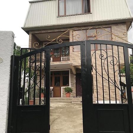 Lela'S Guest House Batumi Esterno foto