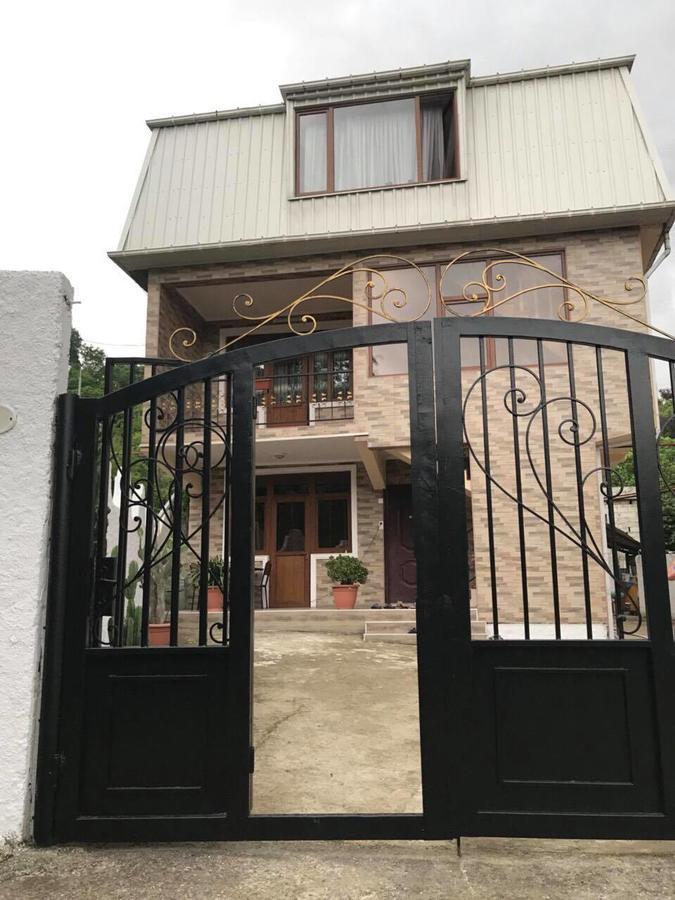 Lela'S Guest House Batumi Esterno foto